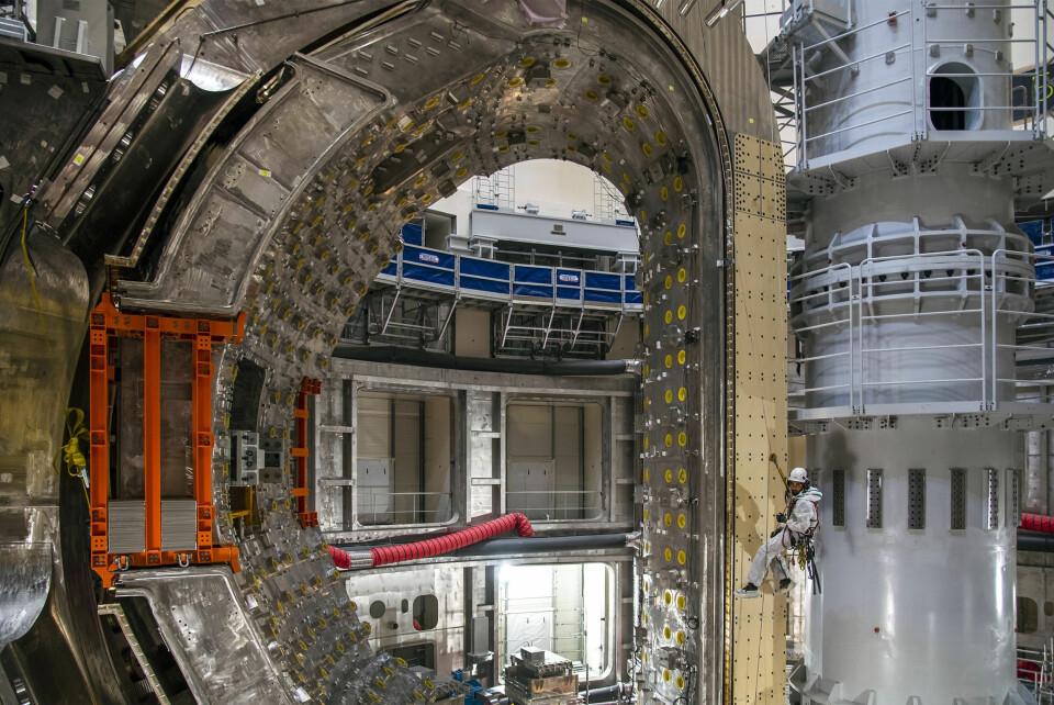 KOMPLISERT: For å starte en fusjonsprosess kreves det svært høye temperaturer. Disse temperaturene gjør det krevende å opprettholde fusjonsprosessene over tid uten materielle skader på reaktoren. Derfor jobbes det med å finne metoder for å kontrollere denne varmen.
