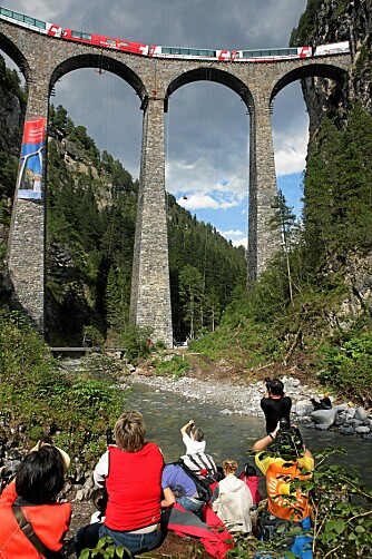 <b>LUFTIG:</b> Bernina Express på den 61 meter høye og 130 meter lange Landwasserviadukten fra 1902. Den er en del av den UNESCO-listede Albula-jernbanen i Sveits.