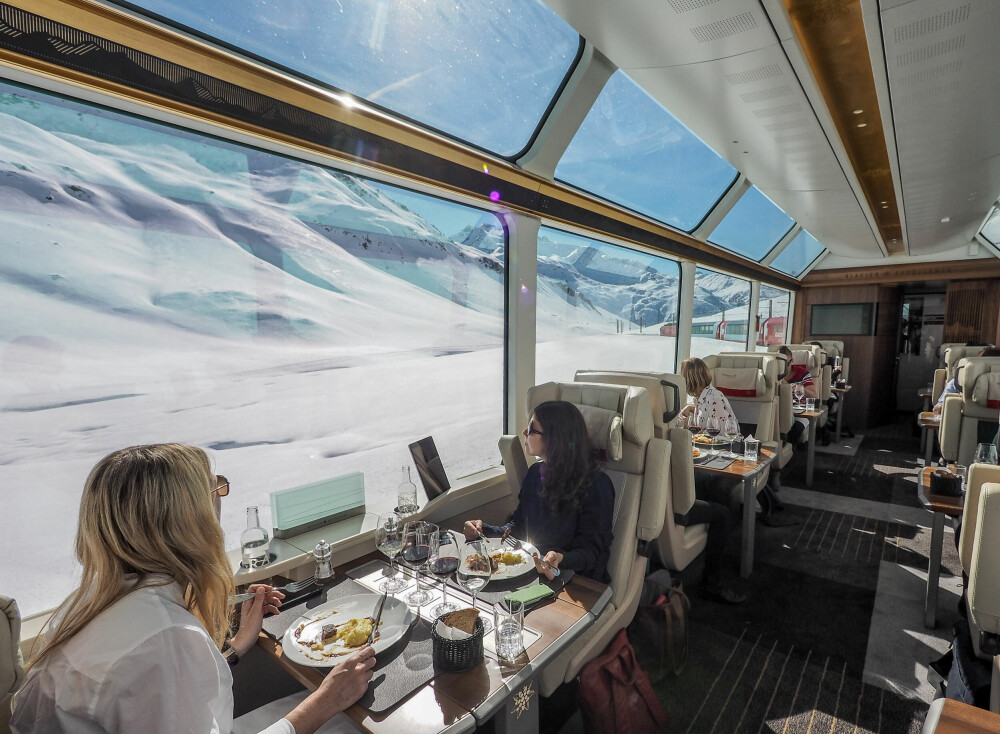 <b>VELVÆRE:</b> På Glacier Express kan man nyte et bedre måltid i restaurant­vognen mens man samtidig nyter utsikten til Oberal­passet.
