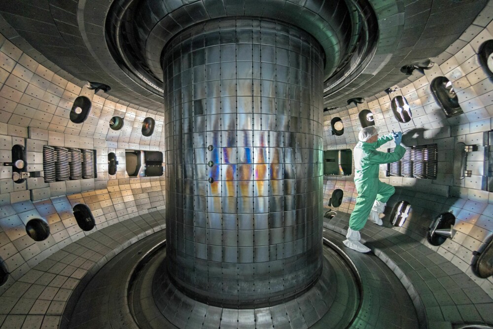 <b>FUSJONSREAKTOR:</b> På innsiden av reaksjons-kammeret til tokamak-reaktoren DIII-D, en eksperimentell fusjonsreaktor som drives av General Atomics i San Diego. Den har blitt brukt til forskning helt siden 1980-årene. 