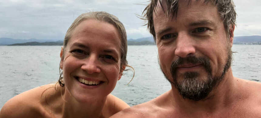 – Jeg sto på to bein, han kom inn en dør og rommet var fylt av mange mennesker. Idet jeg så ham, lå jeg plutselig på gulvet