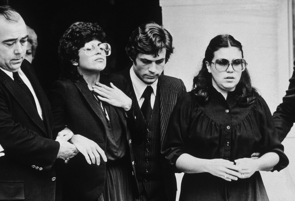 BEGRAVELSE: Datteren Nina Galante (til venstre) ble støttet ut etter farens begravelse. Hun har senere uttalt at faren virkelig trodde han var udødelig.