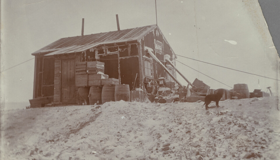 Nordenskjölds hytte: Den prefabrikkerte hytta ble reist på Snow Hill i februar 1902 og ble kalt «Vinterstasjonen». Otto Nordenskjöld og fem andre ekspedisjonsmedlemmer oppholdt seg
i den 25 kvadratmeter store hytta i 22 måneder til det argentinske marinefartøyet «Uruguay» kom dem til unnsetning. Hytta står den dag i dag, men er blitt forsterket av blant annet aluminiumsplater fra provisoriske amerikanske flystriper brukt under Vietnamkrigen, ifølge det svenske Riksantikvarieämbetet.