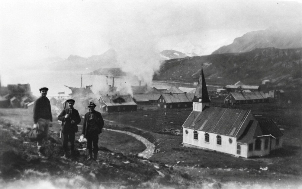 <b>SØR-GEORGIA:</b> Norske hvalfangere overfor kirken i Grytviken, omtrent der hoppbakken var anlagt. 