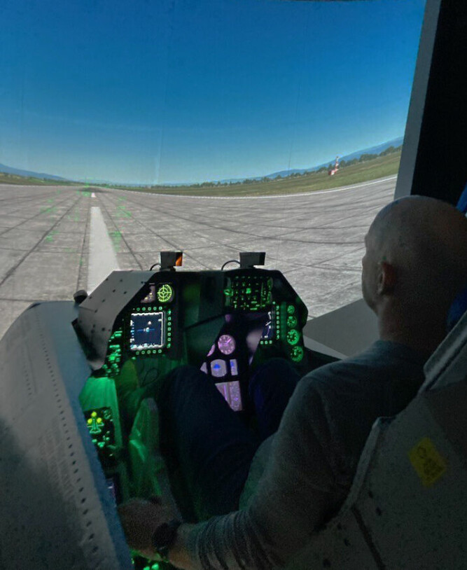 <b>KLAR FOR AVGANG:</b> Artikkelforfatteren iført cockpit, klar for innsats i luften.