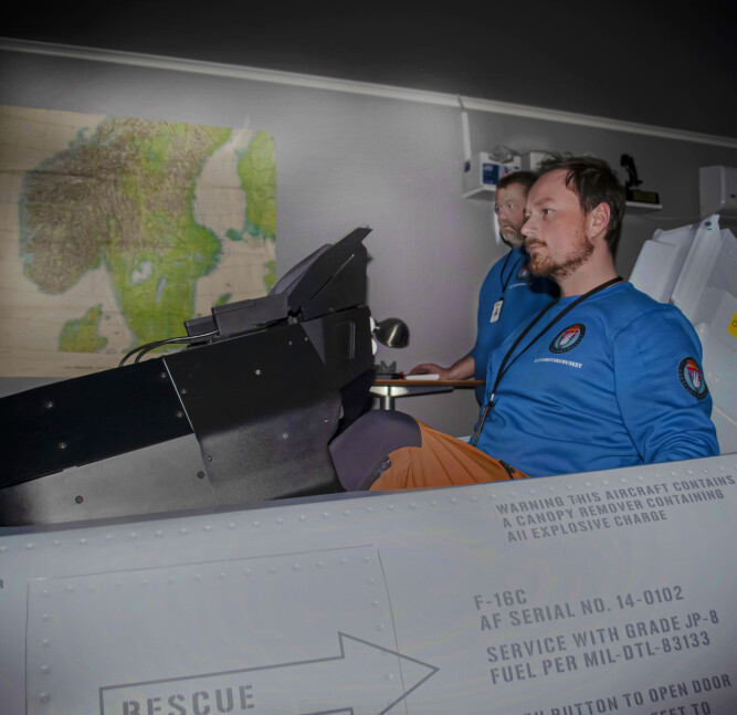 <b>FLYGING I BLODET:</b> Tor Heie og kollega Svein-Rune Fossholm ved Forsvarets Flysamling veileder ferske jagerpiloter i simulatoren.