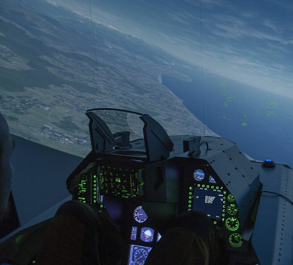 <b><SPAN CLASS=ITALIC>INN FOR LANDING:</b> Skjermen foran cockpiten gir en sterk opplevelse av å slåss med og mot elementene.</span>