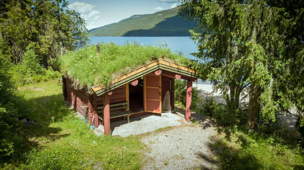 KOSELIG HYTTE: Denne lille, koselige hytta ved Storsjøen i Rendalen passer for en til to personer. Den koster 390 kroner i døgnet på inatur.no.