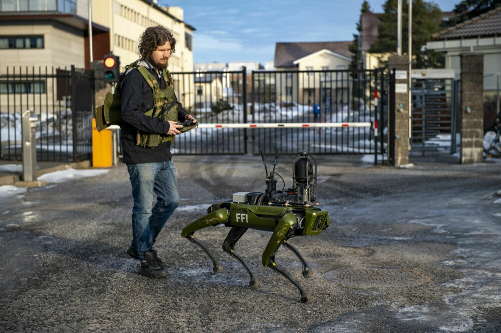 <b>KRIGSHUND:</b> Forsker Tønnes Nygaard ved Forsvarets forskningsinstitutt er spesialist på robothunder. I nær fremtid kan de bli et viktig verktøy for å redusere risikoen ved de farligste oppdragene.