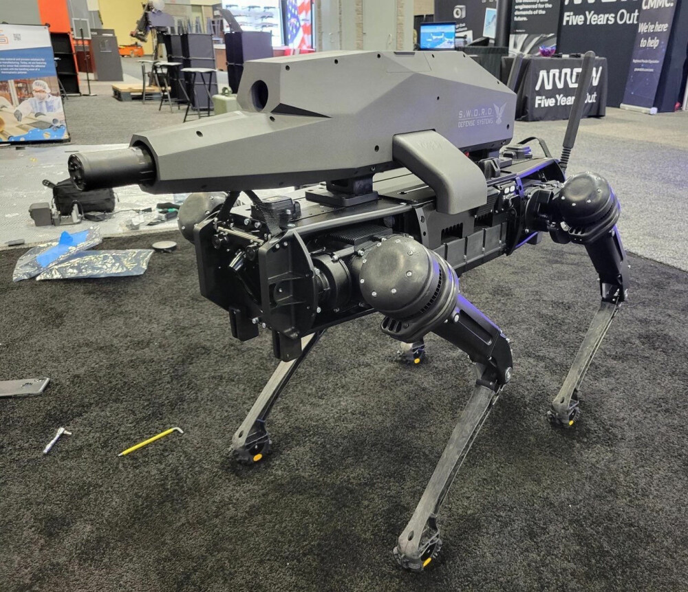 <b>DRAPSMASKIN:</b> Robothunden fra amerikanske Ghost Dynamics finnes i en versjon med skarpskytterrifle. Men fortsatt er det mennesker som skal trykke på avfyringsknappen.Foto: Twitter