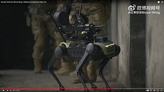 <b>KINESISK SCIENCE FICTION:</b> Nylig publiserte en kinesisk våpenprodusent videoen av en robothund som sendes inn i et hus med automatvåpen på ryggen.Foto. Skjermdump YouTube