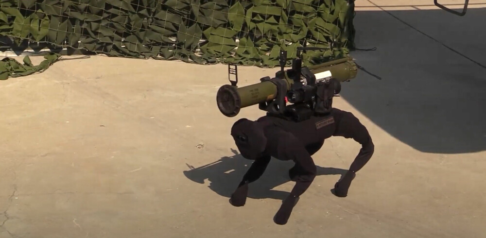 <b>RUSSISK HUND:</b> Også russerne er med å robothundkappløpet. Denne utgaven har rakettkaster på ryggen.Foto: Skjermdump YouTube