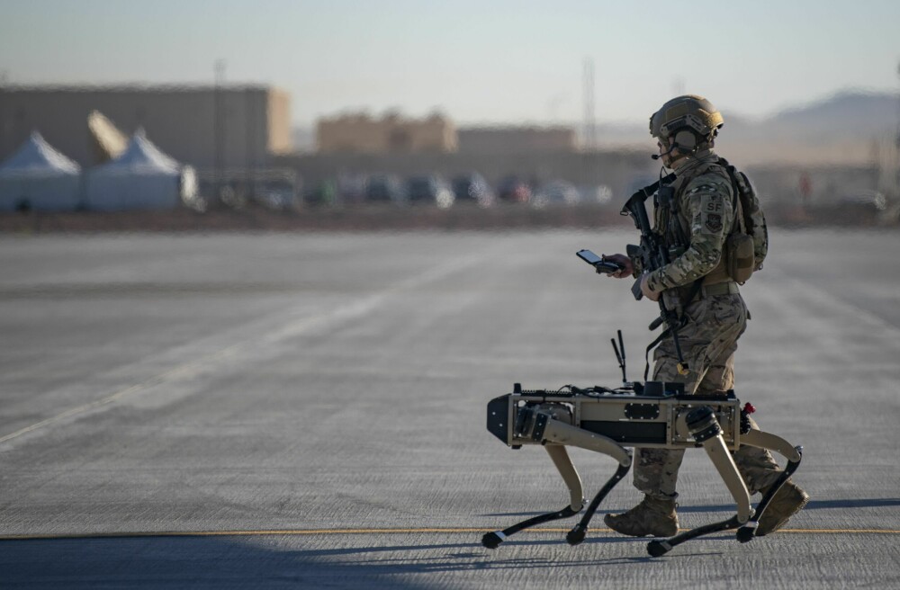 <b>PATRULJEHUND:</b> US Air Force har allerede tatt i bruk robothunder til vakthold av flybaser.