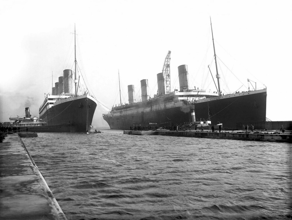 <b>SØSTERSKIP:</b> «Titanic» på vei ut av dokk i Belfast. Til venstre søsterskipet «Olympic»