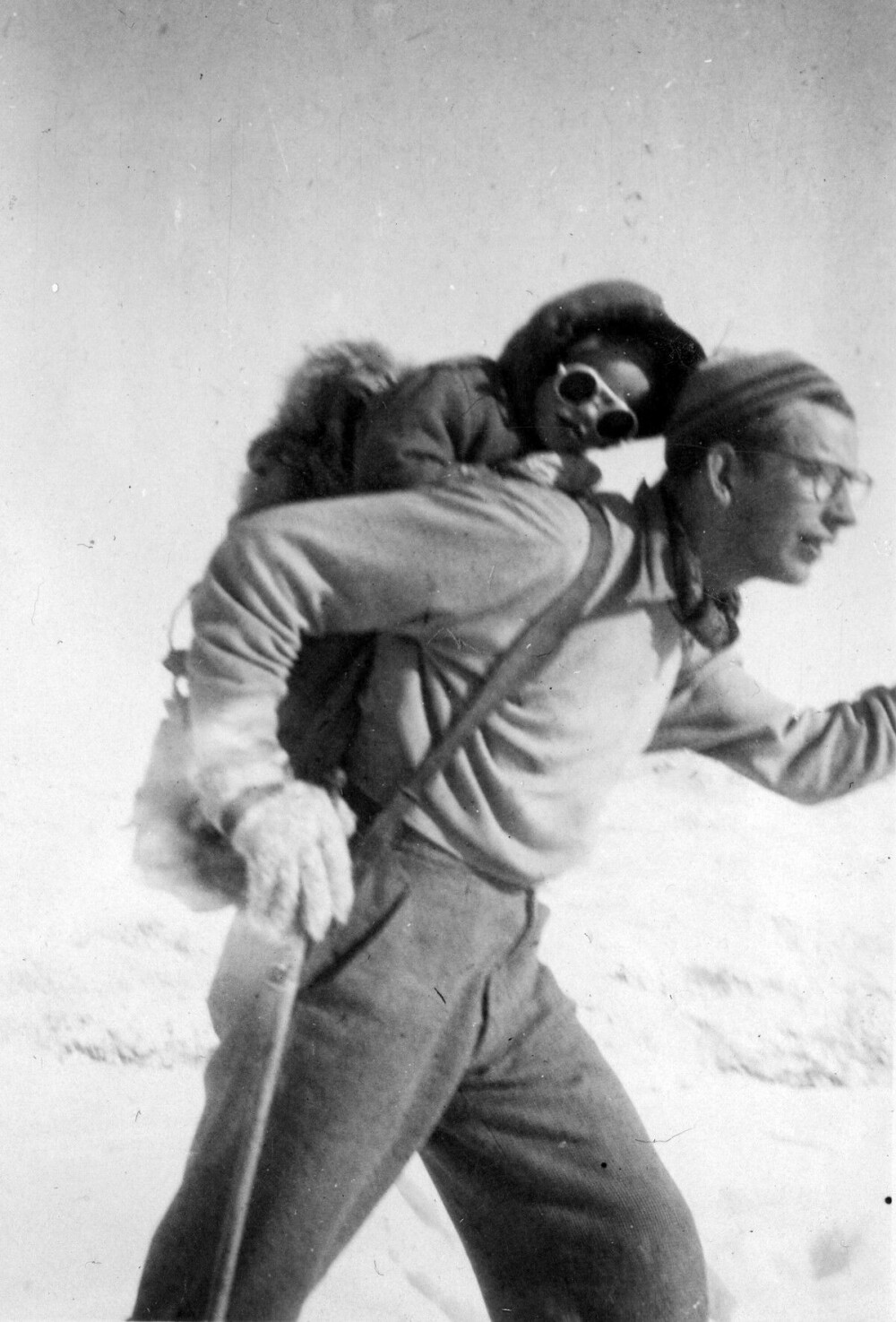 <b>TIDLIG KRØKES:</b> Pappa Fredrik tok tidlig ungene med ut på tur. Her med vesle Tove på ryggen i 1947.