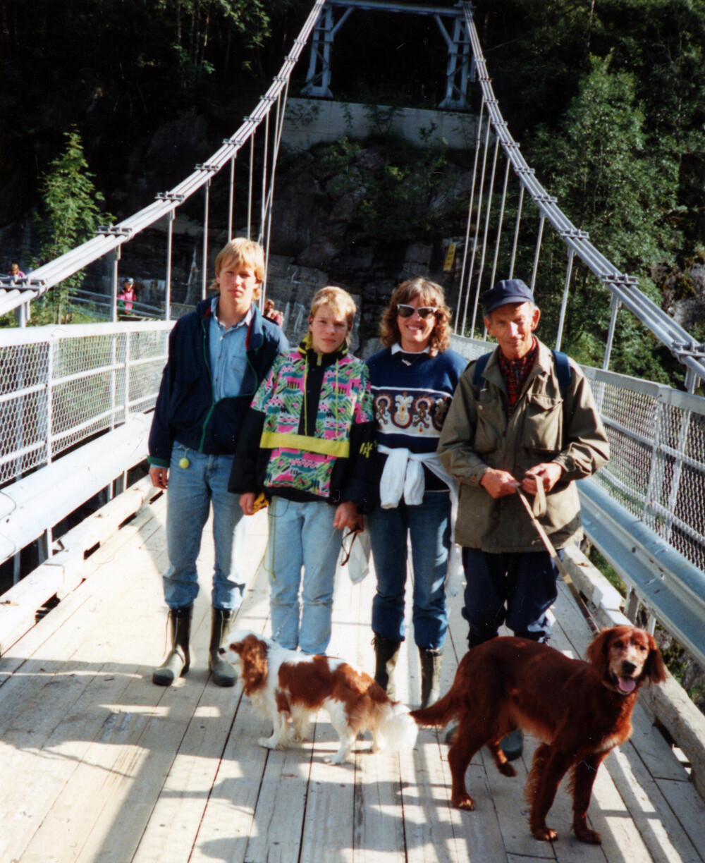 <b>ÅRLIG BEGIVENHET:</b> Familien Kayser deltok ofte på en årlige sabotørmarsjen. Her avbildet på broen ved Vemork etter marsjen i 1990. Tove står sammen med pappa Fredrik og sine to sønner, Tor Fredrik og Lars Harald.
