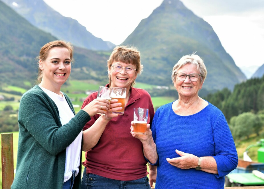 <b>ØLDAMENE PÅ HJELLE:</b> Camilla, Siw og Signy Hjelle – tre generasjoner øl-glade damer. I bakgrunnen Eggjenibba, som <br>troner 1338 meter over havet. Den pryder også etikettene til brygget fra Hjelle.