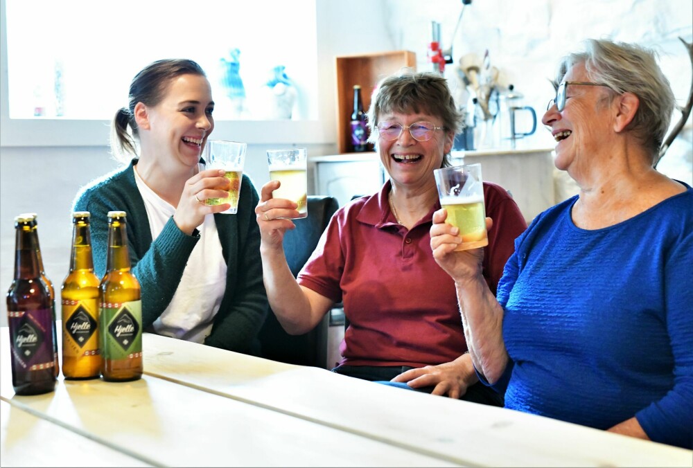 <b>KVALITETSKONTROLL:</b> Tre generasjoner ivrig deltakende i kvalitetskontrollen av det nytappede ølet. Fra venstre svigerdatter på Hjelle, Camilla Solheim Hjelle, sjefsbryggeren sjøl, Siw Ingunn Hjelle og hennes mor Signy Hjelle.