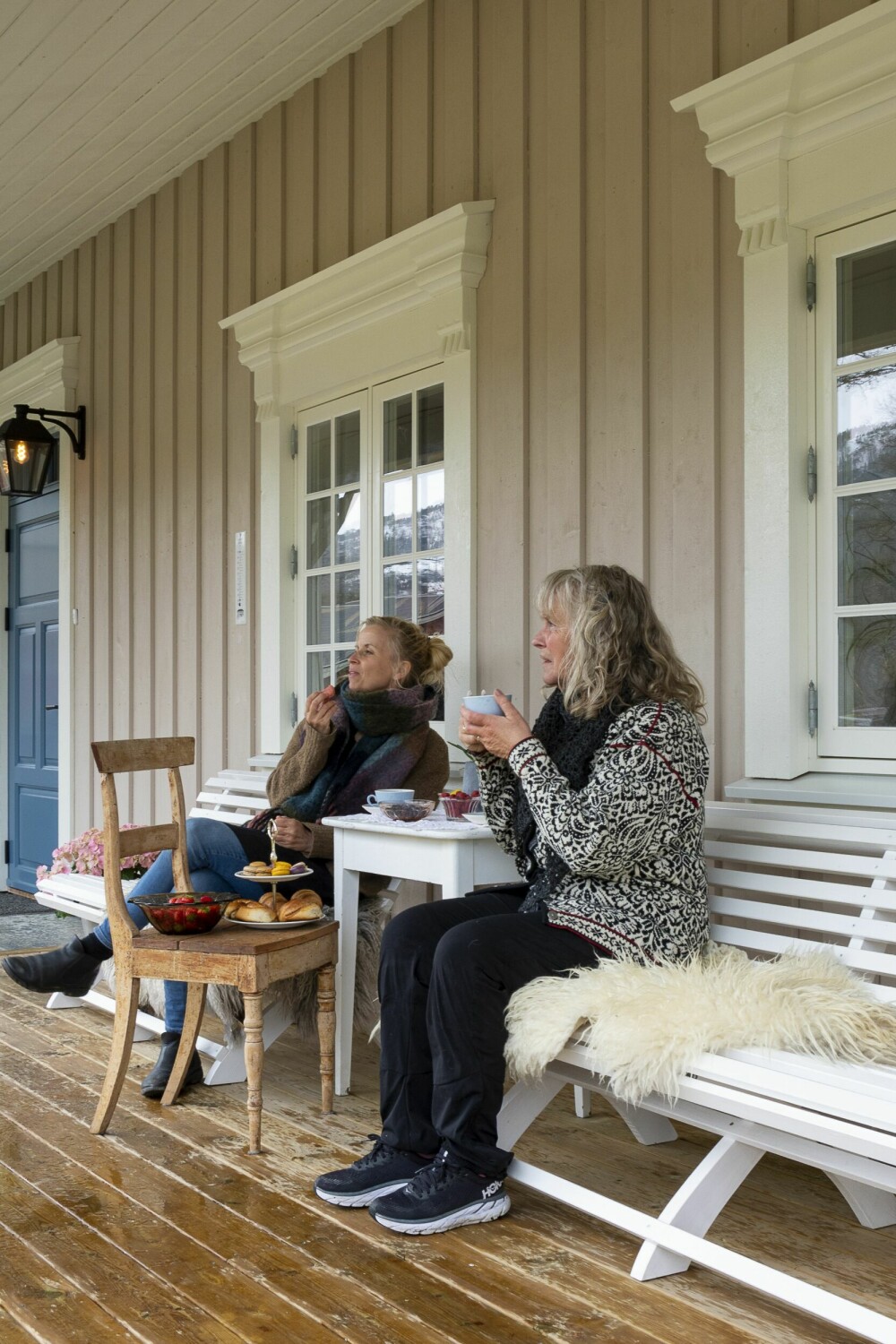 Bodil og moren tar seg gjerne en kopp te eller kaffe på verandaen når været byr seg, og når det ikke byr seg. Engelskverandaen er fin slik – med tak over begge inngangsdørene og benker i midten.