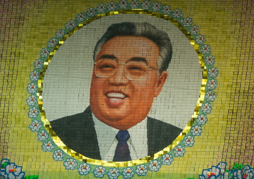 <b>STJAL IDEEN:</b> Nord-Korea har omfavnet ideen til Arthur Mole og har stadig oppvisninger av kjempebilder, som her av Kim il Sung i 2011 under masselekene i Arirang.