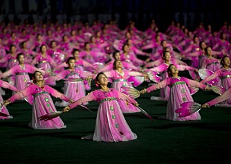 <b>SMÅ BRIKKER:</b> Nord-Koreanske dansere drilles til fingerspissene for å være perfekte deler i kjempebilder i glorete farger.