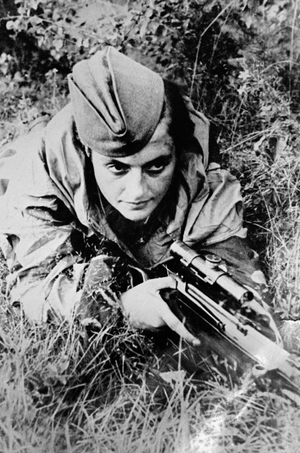 <b>LÅ MUSE STILLE:</b> Enhver bevegelse kunne være ensbetydende med døden. Lyudmila Pavlichenko lå stille lengst. Det kostet en rekke skarpskytterkolleger på tysk side livet.