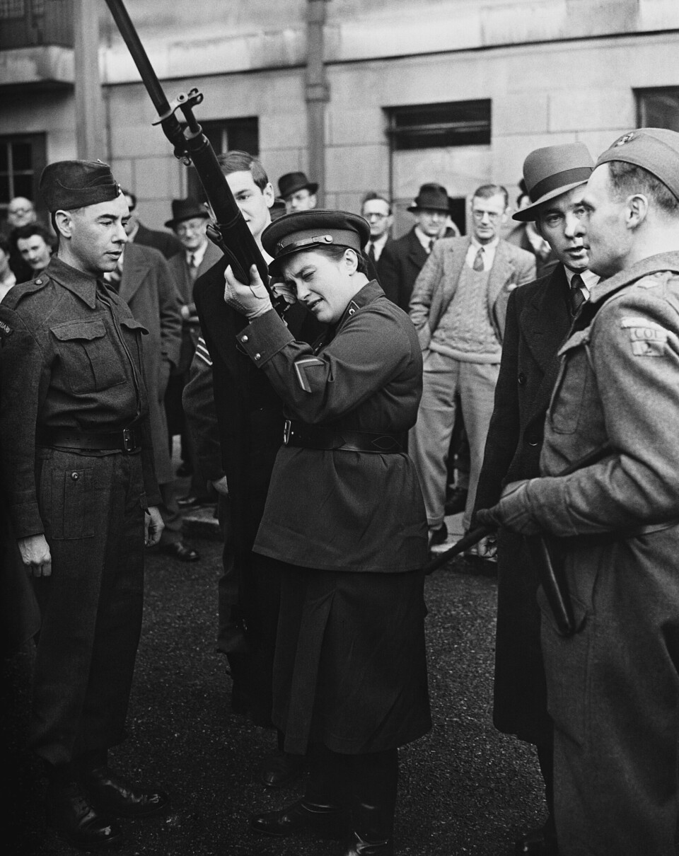 EKSPERTVURDERING: Lyudmila Pavlichenko besøkte også London i 1942 for å få hjelp til å etablere en front nummer to i Europa. Her inspiserer hun riflegeværer som det britiske heimevernet var satt opp med.