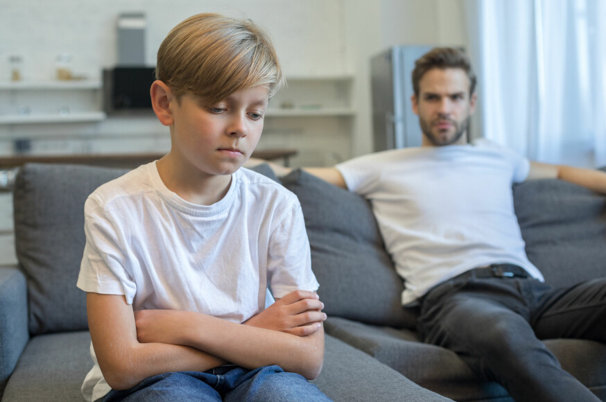 Det mest effektive våpenet når du vil ha barna dine å lytte, er ikke å rope og være streng. Det er å lytte og å prate tydelig, rolig og behersket, mener eksperter.