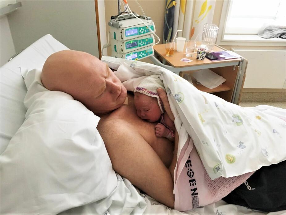 FØDSEL: Lille Ada ble født på Rikshospitalet bare en måned etter at pappa hadde fått stamcellebehandling. Men han fikk overvære fødselen og klippe navlestrengen fra sin seng.