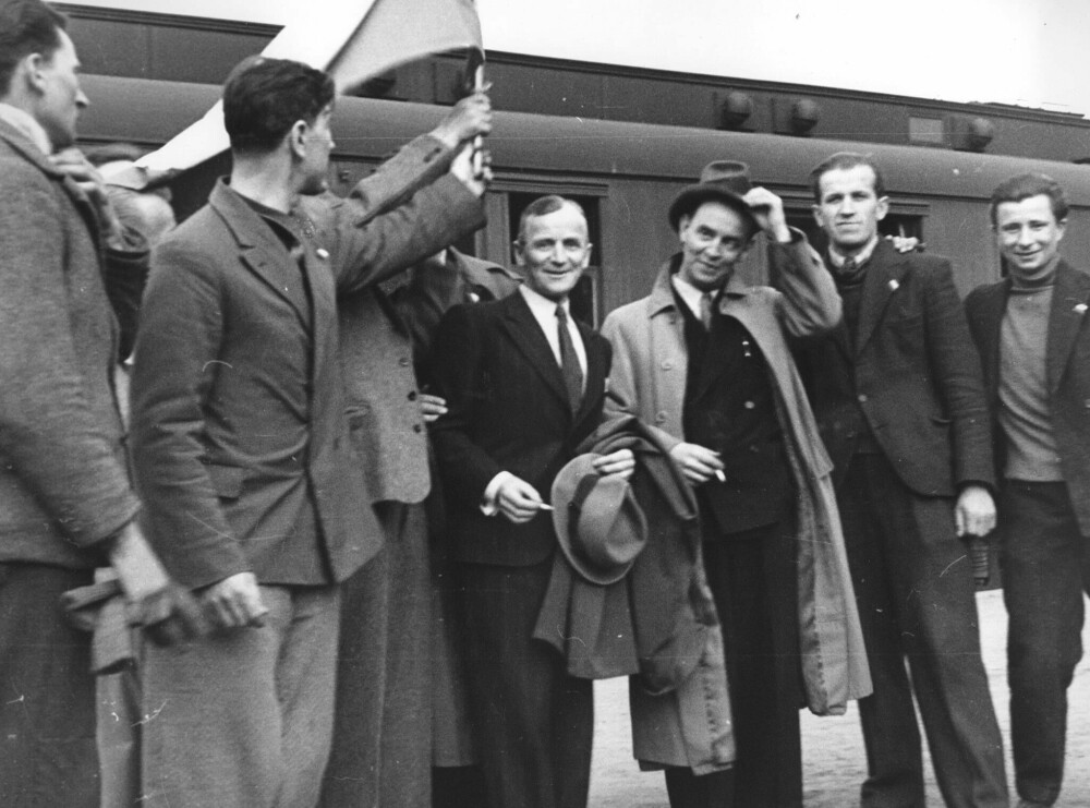 <b>LAV, MEN STOR:</b> Erling Borch-Johnsen (i midten) målte bare 153 cm på sokkelesten, mens i venne, kolleger og fienders øyne var han en stor stjerne.