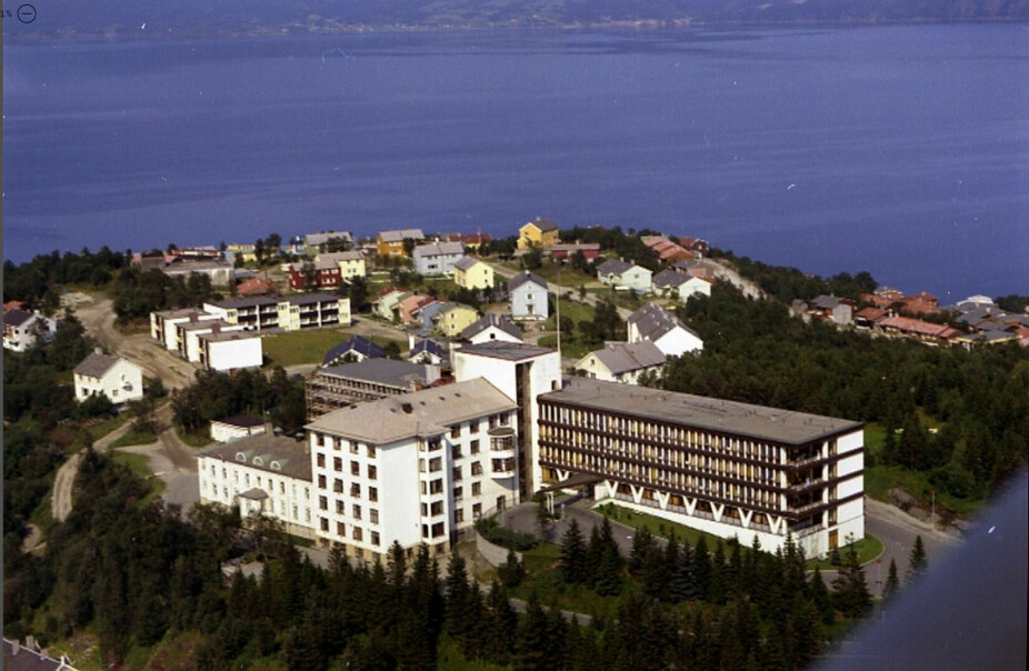 <b>VANT FREM:</b> Sykehussjef og overlege Erling Borch-Johnsen ivret for en betydelig utvidelse av sykehuset i Narvik. I 1961 fikk han gjennomslag, året etter døde han. Men sykehuset slik det ser ut på dette bildet, tatt i 1969 viser legens gjennomslagskraft.