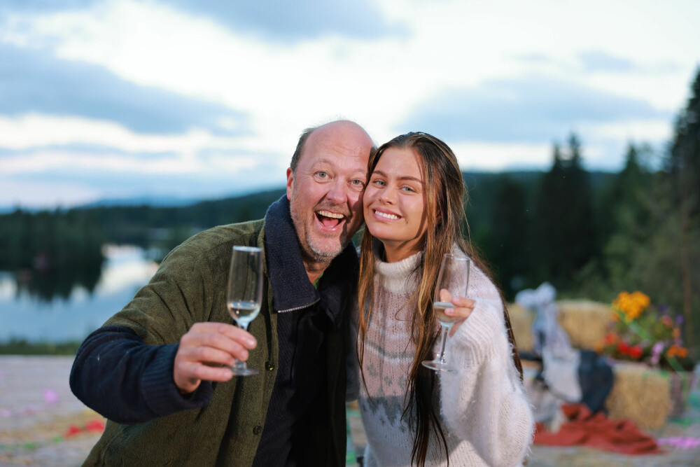 <b>GLAD VIN­NER:</b> So­fie Karl­stad smi­ler og skå­ler med Trond et­ter at han had­de vun­net over hen­ne i «Far­men kjen­dis»-fi­na­len.
