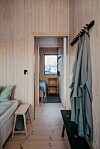 Den arkitekttegnede hytta har ikke innlagt vann eller strøm. Komforten ...
