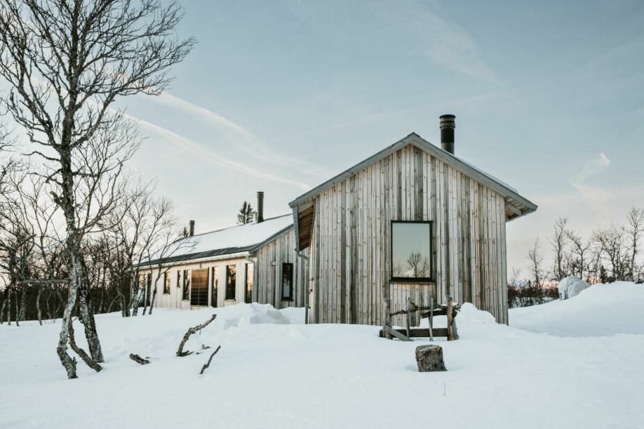 HYTTE: Kledningen på hytta er termofuru, som med tiden vil gråne. Rundt hytteveggen er det en smal platting, slik at man kan gå i sokkelesten rundt hele – når det ikke er snø riktignok.