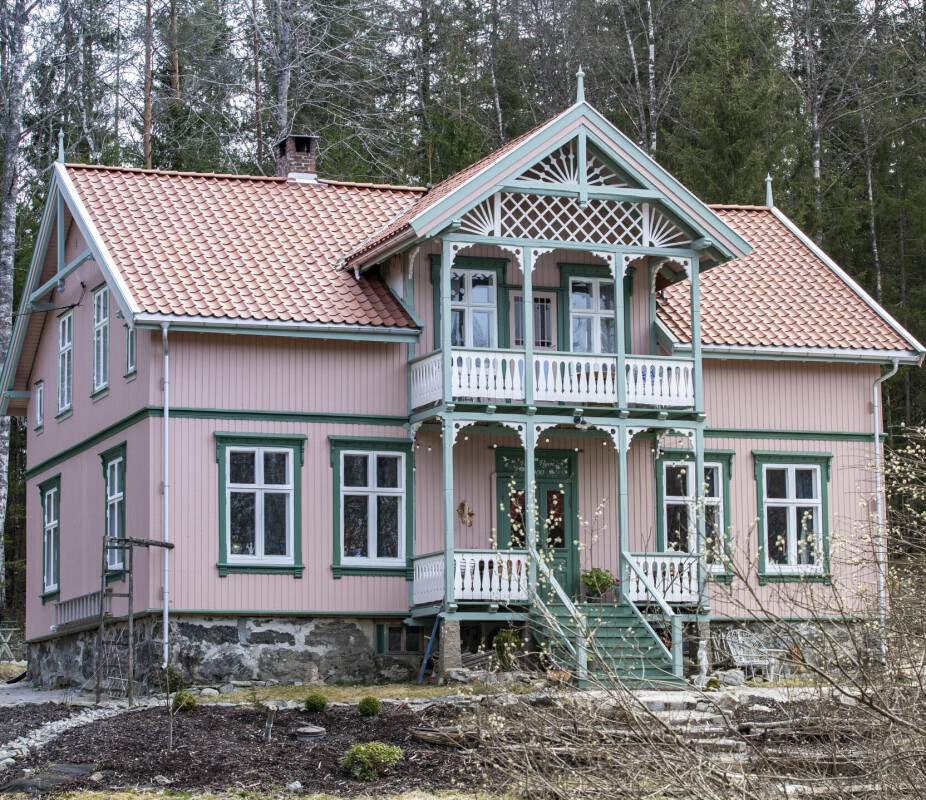 ROSA HUS: Huset har igjen blitt et vakkert skue. Inspirasjonen til fargen fant Hanne i Henrik Wergeland sitt gamle hus i Oslo, Grotten. Det var Norges første sveitserhus og hadde lignende farge.