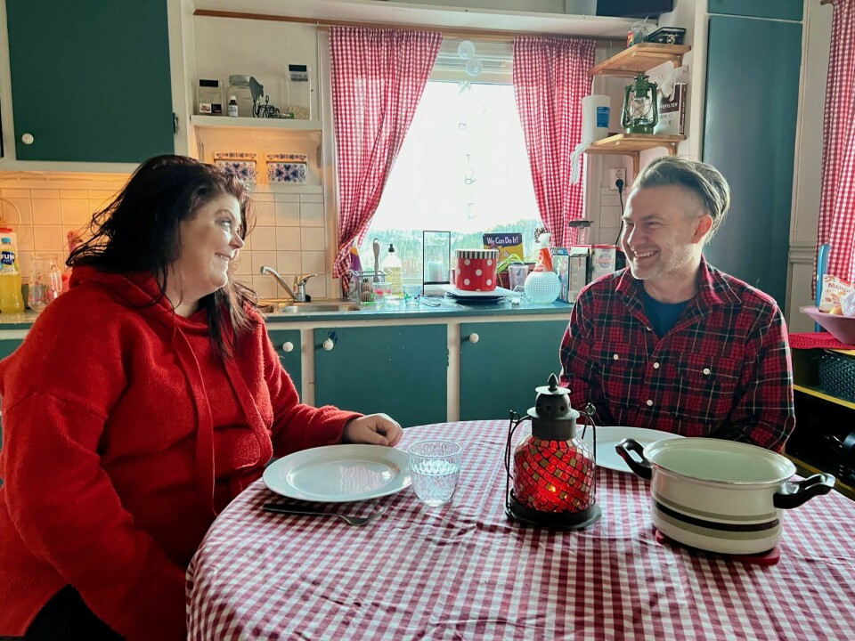 ELSKER LYDEN AV HVERDAG: Inkiri blir glad av lyden av bestikk mot tallerkenen ved siden av sin, eller av noen som støvsuger eller vanner plantene. Her hjemme på det koselige kjøkkenet i Bø.