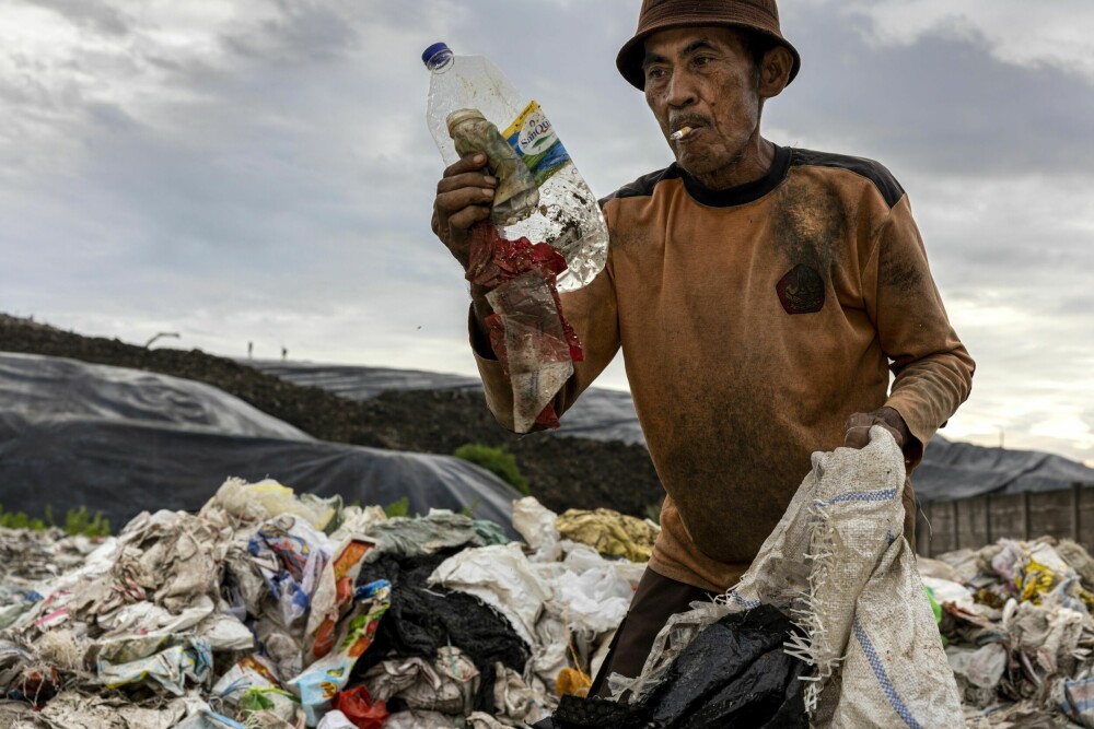 − Oi, verdi! Hasim finner en plastflaske av den typen plastikk, som i øyeblikket har en bra kilospris. Indonesias resirkuleringsrate for plast er 10 %, men ville vært langt lavere om det ikke var for landets 3,7 millioner søppelplukkere og pemulunger som Hasim.