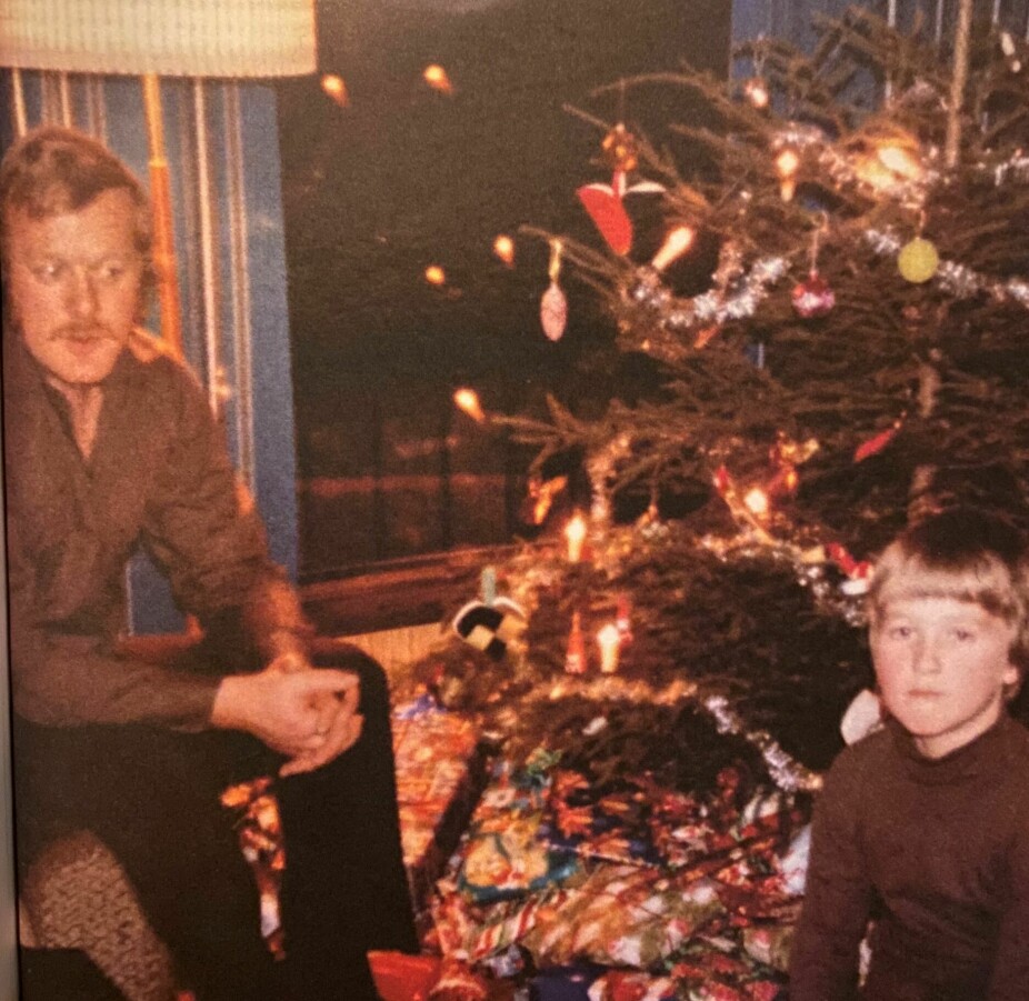 <b>JULAFTEN: </b>– Pappa og jeg foran juletreet i mitt barndomshjem i Kvinesdal.