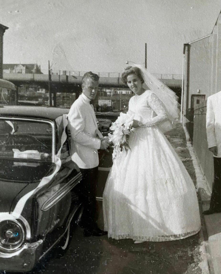 <b>BRUDEBILDE: </b>– Foreldrene mine på bryllupsdagen i Brooklyn, New York i 1964.
