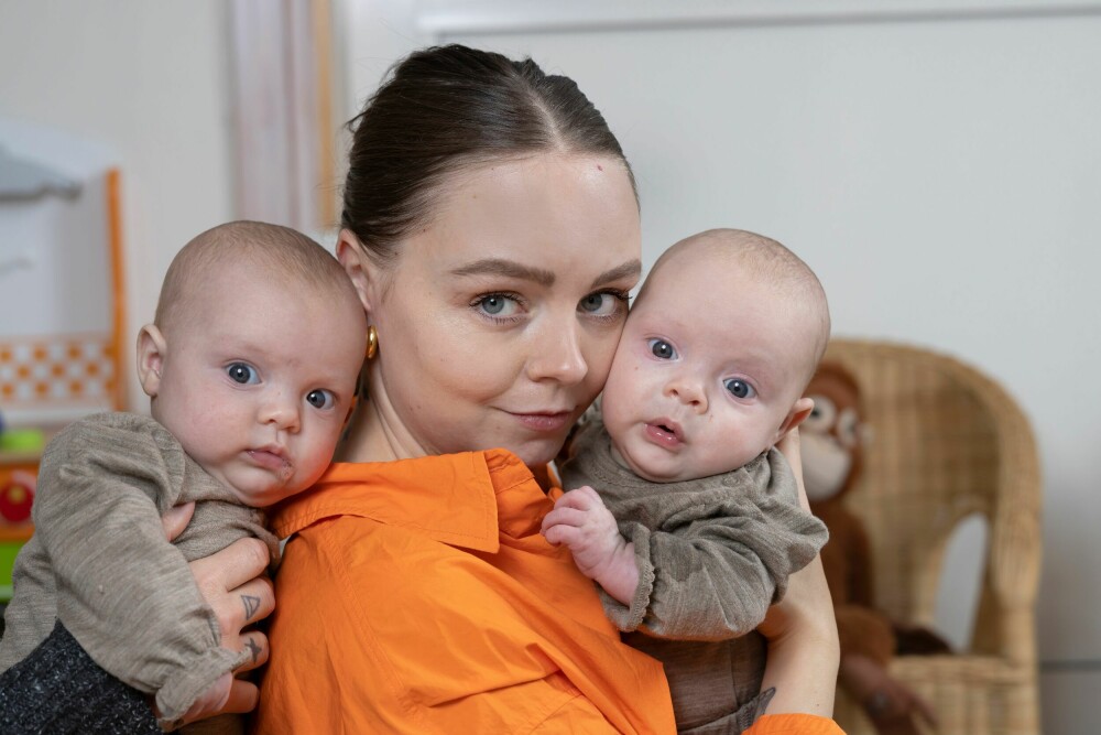 <b>FORBILDE:</b> – Jeg ønsker å være et sunt forbilde for barna mine, sier Tine. Her med tvillingene, Alea (til venstre) og Talia.
