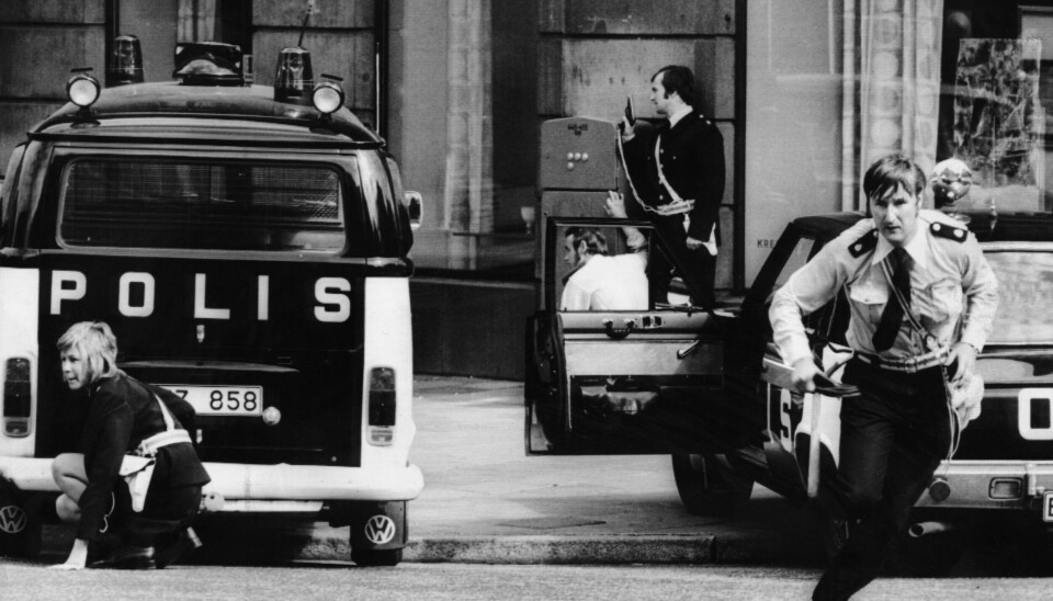 OG … ACTION!: Politiet var raskt på pletten da ransalarmen gikk i Kredittbanken 23. august 1973. Men raneren skjøt med maskinpistol mot alt som rørte seg, og politiet måtte trekke seg unna under dramaets første kaotiske akt.