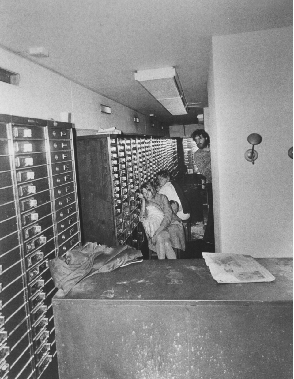 UNIKT: Politiet klarte å ta bilder fra innsiden av bankhvelvet med et kamera som ble senket ned gjennom et hull i taket. Clark Olofsson står ved siden av gislene Birgitta Lundblad, Sven Säfström (delvis skjult) og Elisabeth Oldgren. Tauene rundt halsen skulle kvele dem dersom politiet prøvde å slå ut ranerne med gass.