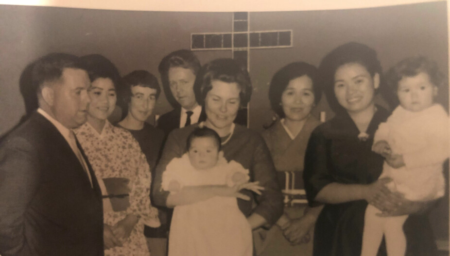 <b>DÅP:</b> Her er familie fra Norge og Japan foreviget i forbindelse med Kjells dåp i 1968, i Sjømannskirken i Kobe.