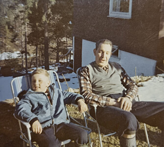 <b>NÆRT FORHOLD:</b> Mellom Ole Halvorsen og barnebarnet Espen. Her fotografert på hytta i Hvitsten i 1968. Ole fortalte ingen om krigen, men nå kan Espen berette.