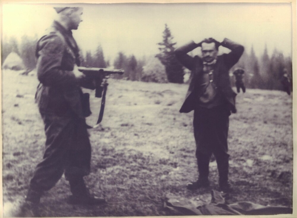 <b>SPILLET ER SLUTT:</b> Rinnan blir arrestert i Verdalsfjella av norske polititropper 15. mai 1945 – etter en ukes flukt, på vei mot Sverige.