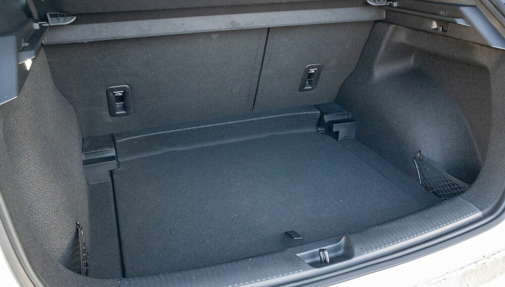 KOMPAKT: Både baksete- og bagasjeplass bærer preg av at dette er en bil i kompaktklassen. Ikke ulikt plassen du fikk i VW e-Golf.