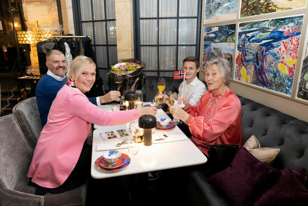 <b>FAMILIEFEIRING:</b> Lise elsker å pynte seg og spise et godt måltid. Her feirer hun 79-årsdagen sin på Palmen restaurant på Grand Hotel i Oslo sammen med datteren Gry, svigersønnen Stein Helge og barnebarnet Denis.