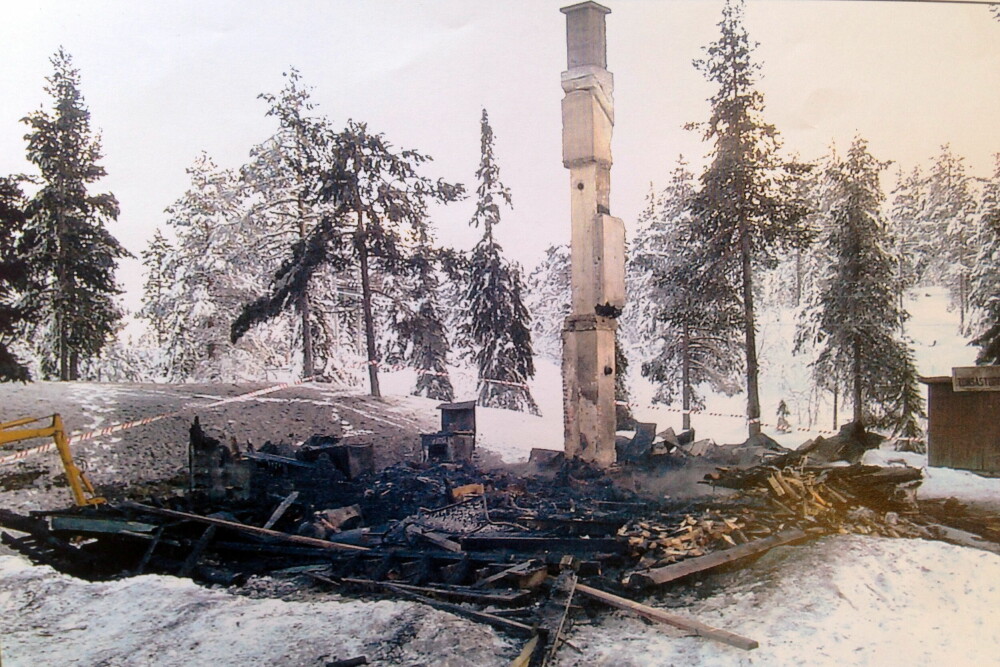 <b>DØDSBRANN:</b> To dager etter brannen på Tonsåstoppen var fortsatt beboeren Knut Øyvind Mo savnet. En gravemaskin (t.v.) ble satt inn i letingen.