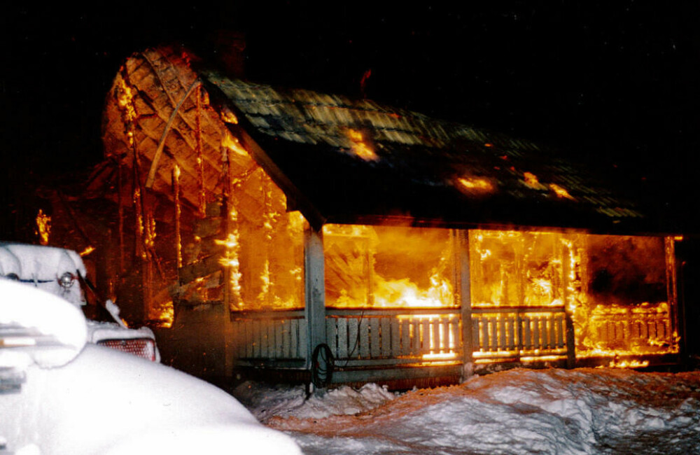 <b>OVERTENT:</b> Slik så Knut Øyvind Mos hus da brannvesenet kom frem, natten til lørdag 9. januar 1999.