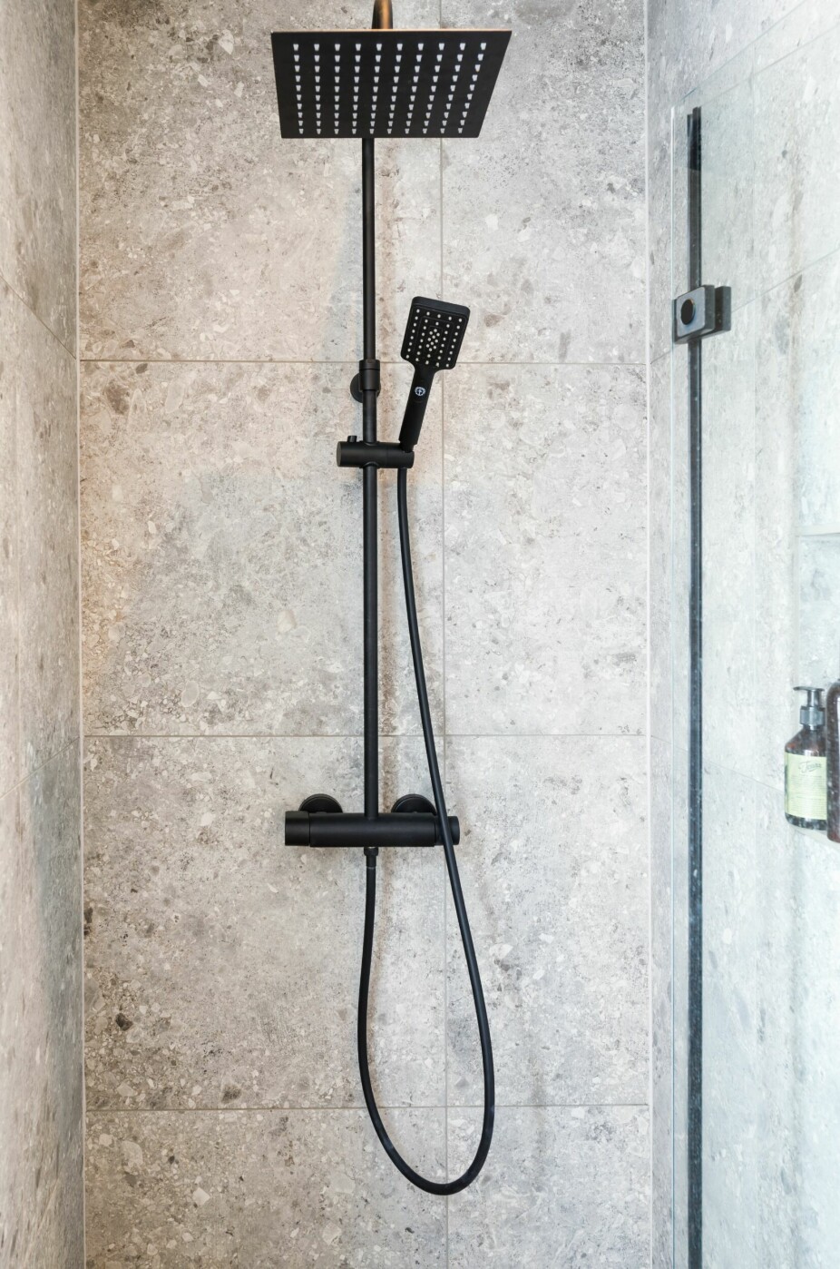 På grunn av den nye løsningen ble det også plass til dusj med ståhøyde på badet. Dusjarmaturen er fra Gustavsberg.